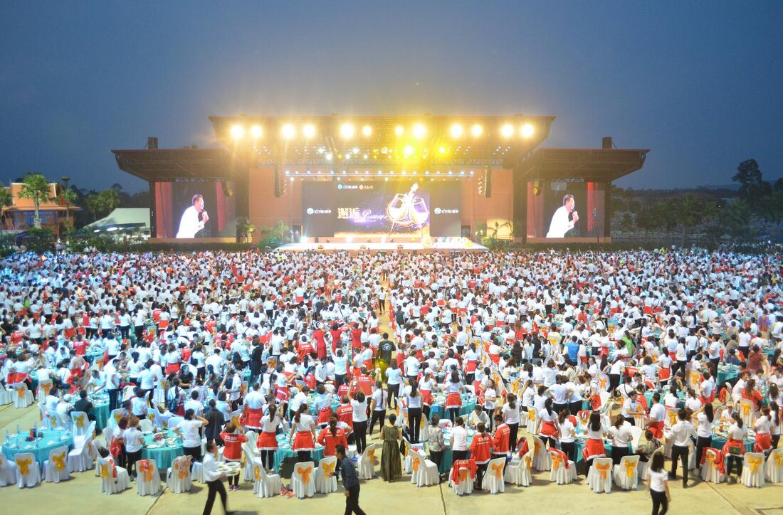 Gala dinner with main stage for a several-thousand-guest group